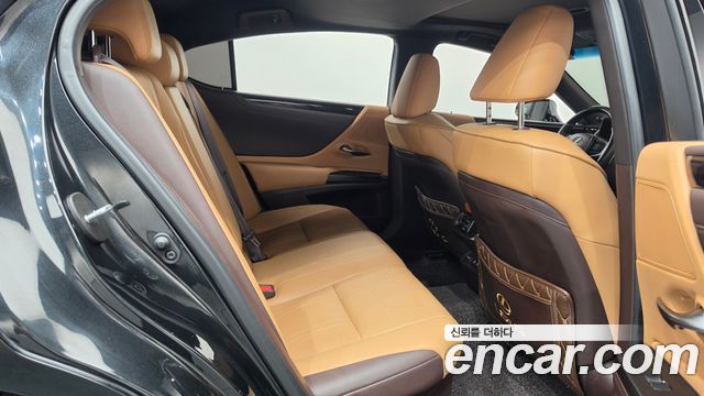 Lexus ES 2021 — photo 17