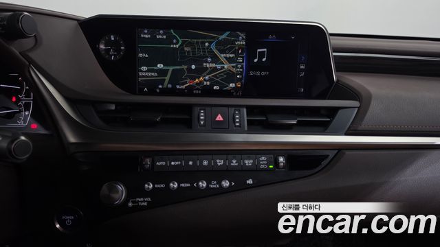 Lexus ES 2021 — photo 18