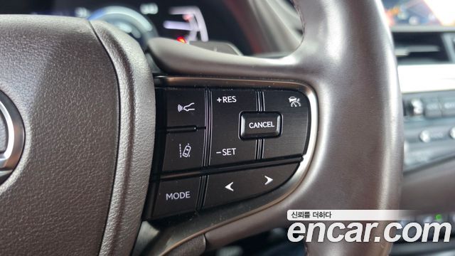Lexus ES 2021 — photo 22