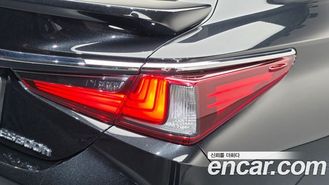 Lexus ES 2021 — photo 9