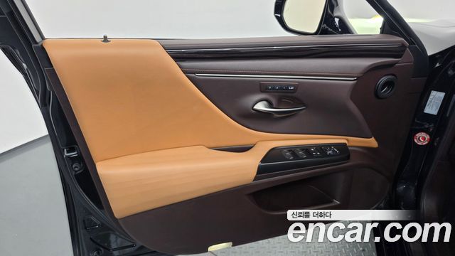Lexus ES 2021 — photo 14