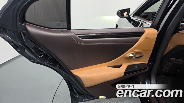 Lexus ES 2021 — photo 15