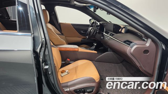 Lexus ES 2021 — photo 16