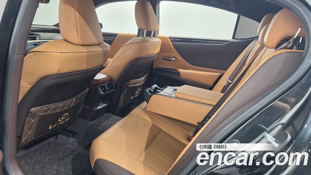 Lexus ES 2021 — photo 28