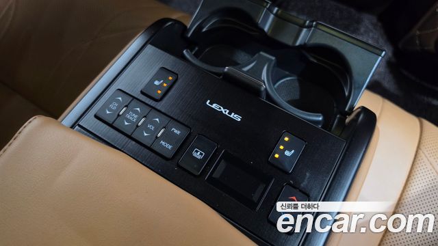 Lexus ES 2021 — photo 32