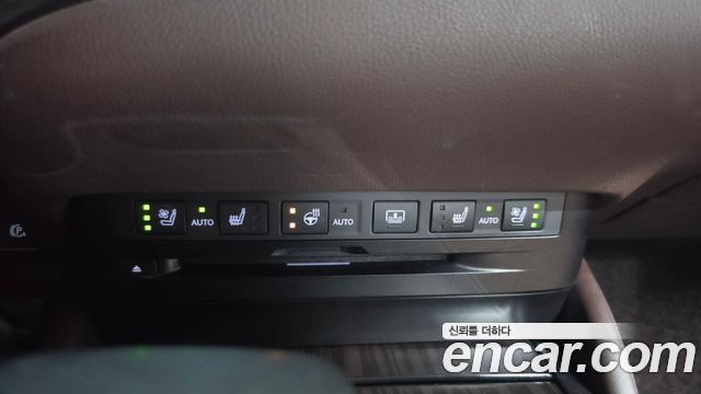 Lexus ES 2021 — photo 33