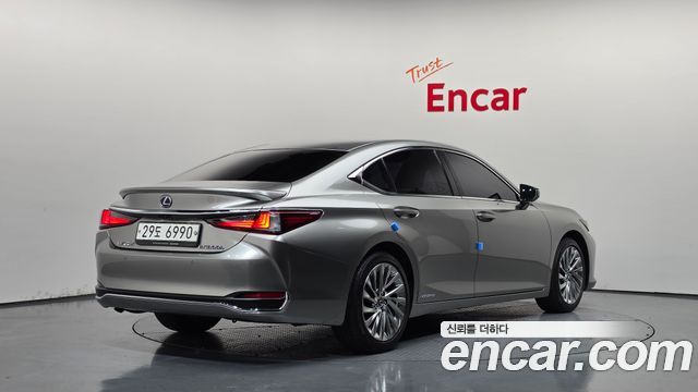 Lexus ES 2019 — photo 2