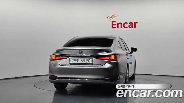 Lexus ES 2019 — photo 4