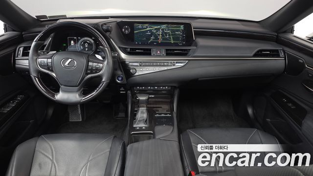 Lexus ES 2019 — photo 10