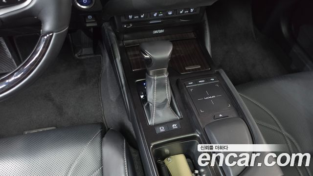 Lexus ES 2019 — photo 12