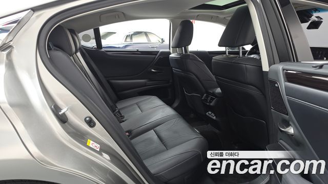 Lexus ES 2019 — photo 17
