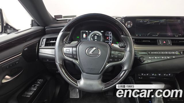 Lexus ES 2019 — photo 18