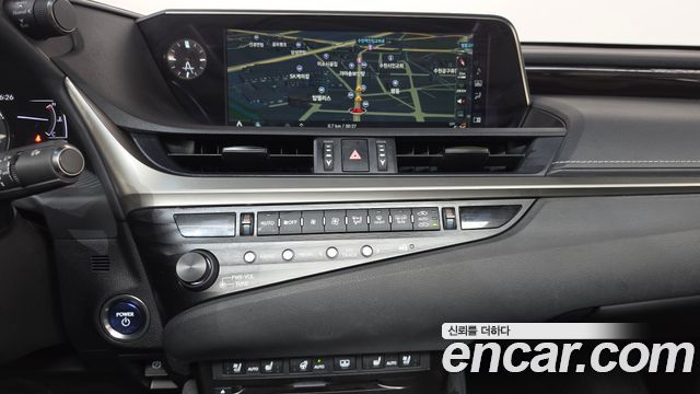 Lexus ES 2019 — photo 19