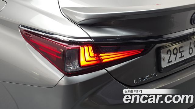 Lexus ES 2019 — photo 9