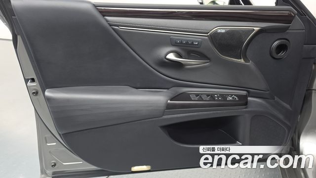 Lexus ES 2019 — photo 14