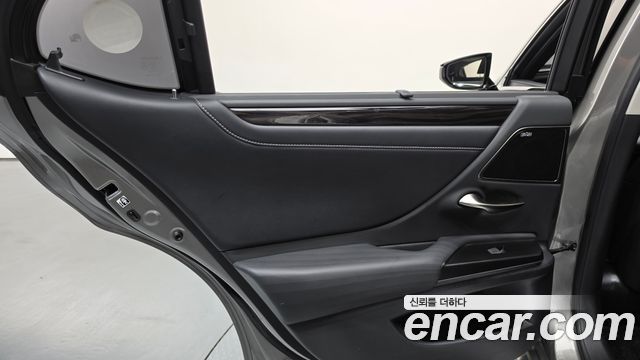 Lexus ES 2019 — photo 15