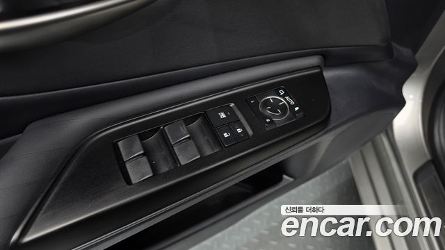 Lexus ES 2019 — photo 28