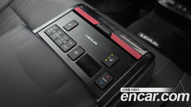 Lexus ES 2019 — photo 31