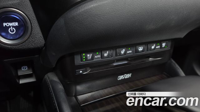 Lexus ES 2019 — photo 32