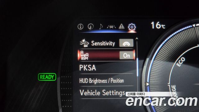 Lexus ES 2019 — photo 33