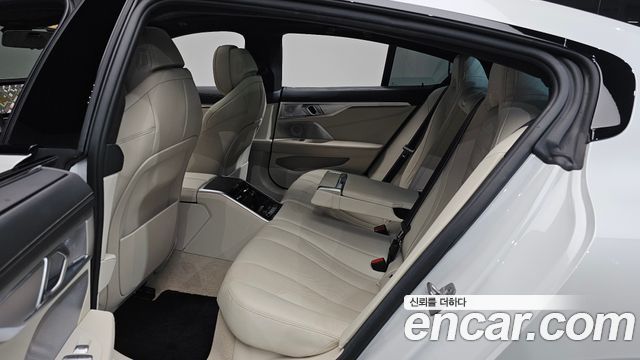 BMW 8-Series 2026 — photo 16