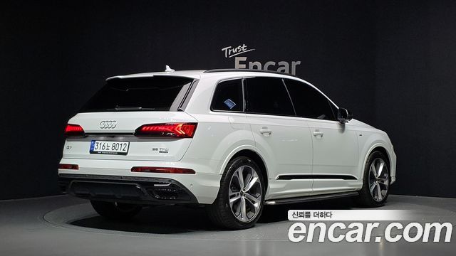 Audi Q7 2022 — photo 2
