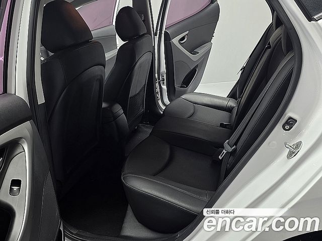 Hyundai AVANTE 2016 — photo 10