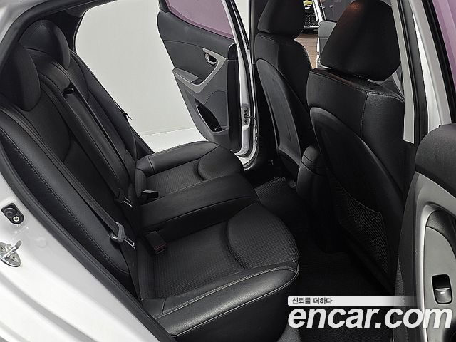 Hyundai AVANTE 2016 — photo 12