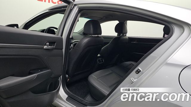 Hyundai AVANTE 2017 — photo 11