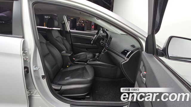 Hyundai AVANTE 2017 — photo 12