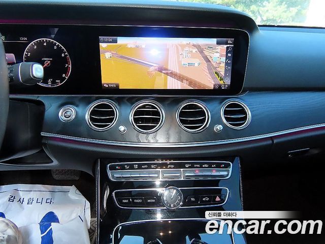 Mercedes-Benz E-Class 2019 — photo 13