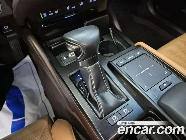 Lexus ES 2020 — photo 8