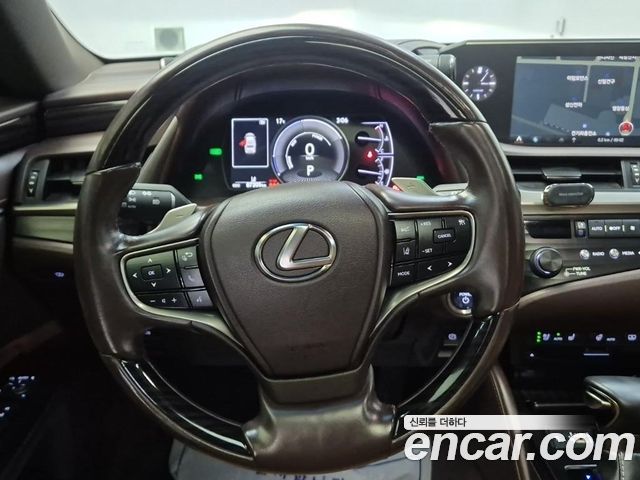 Lexus ES 2020 — photo 9