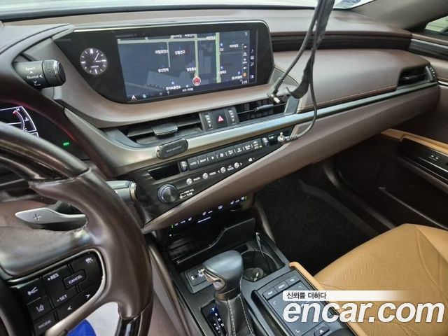 Lexus ES 2020 — photo 10