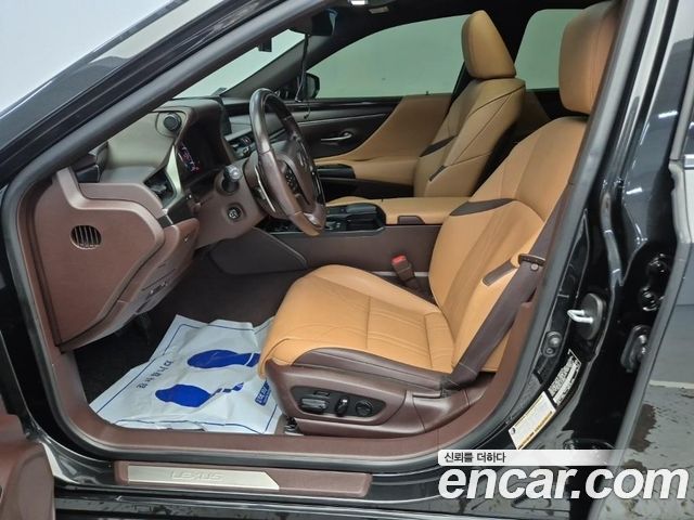Lexus ES 2020 — photo 11