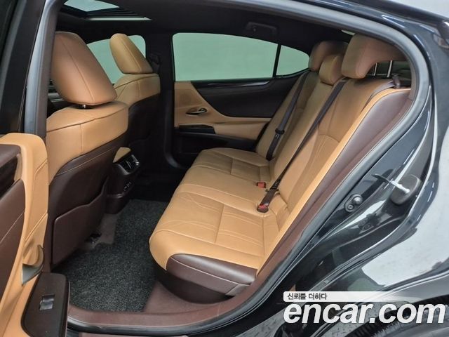 Lexus ES 2020 — photo 12