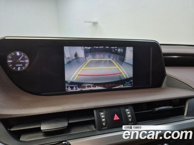 Lexus ES 2020 — photo 15