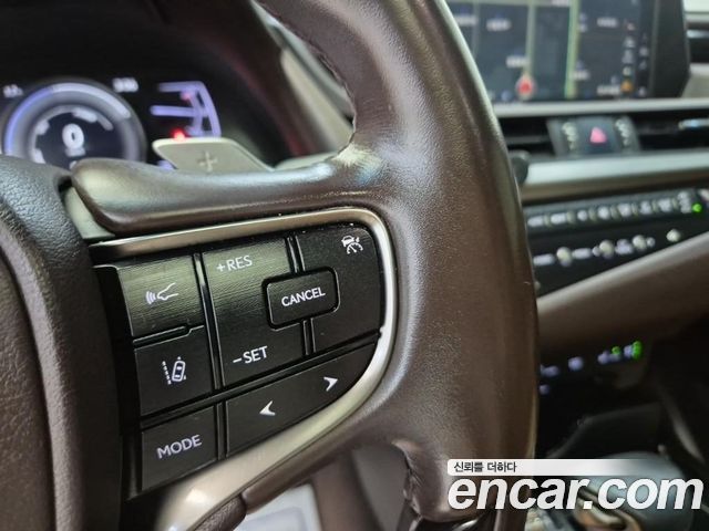 Lexus ES 2020 — photo 16