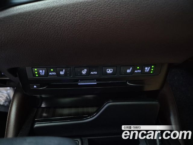 Lexus ES 2020 — photo 18