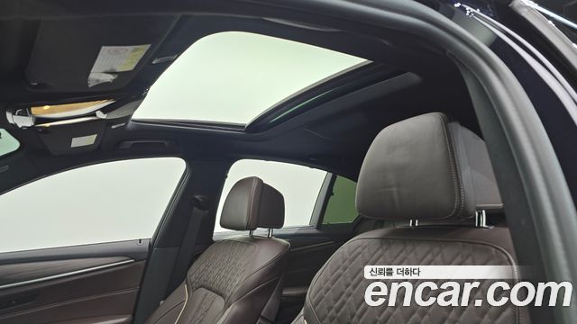 BMW 5-Series 2018 — photo 22