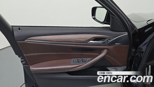 BMW 5-Series 2018 — photo 14