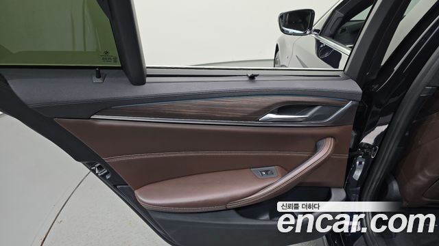 BMW 5-Series 2018 — photo 15
