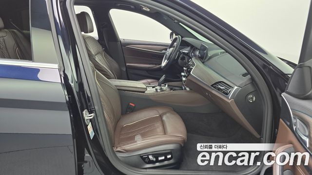 BMW 5-Series 2018 — photo 16