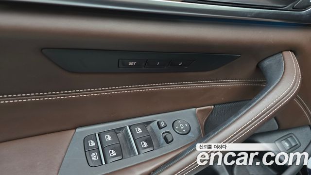 BMW 5-Series 2018 — photo 28