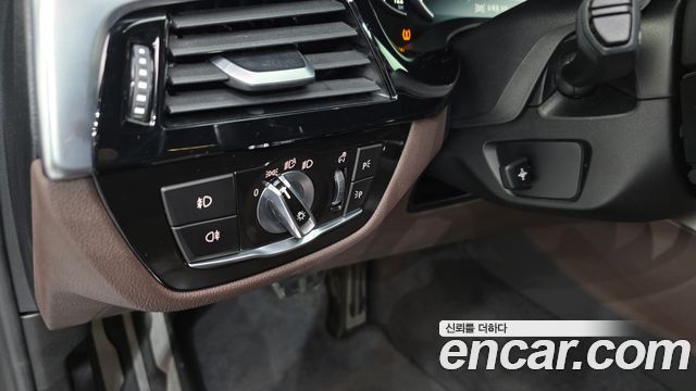 BMW 5-Series 2018 — photo 29