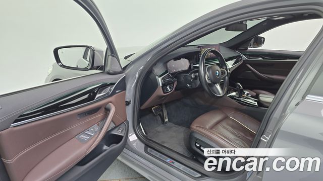 BMW 5-Series 2022 — photo 13