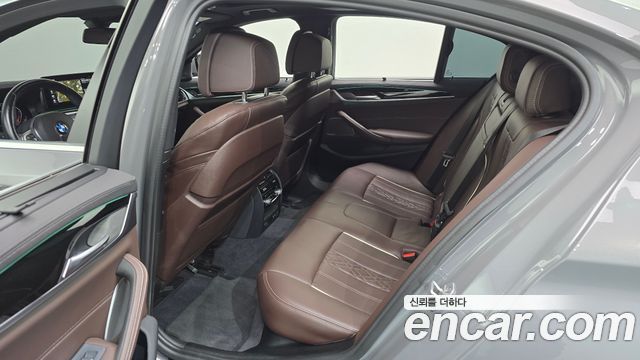 BMW 5-Series 2022 — photo 17