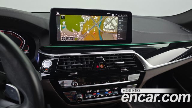 BMW 5-Series 2022 — photo 18