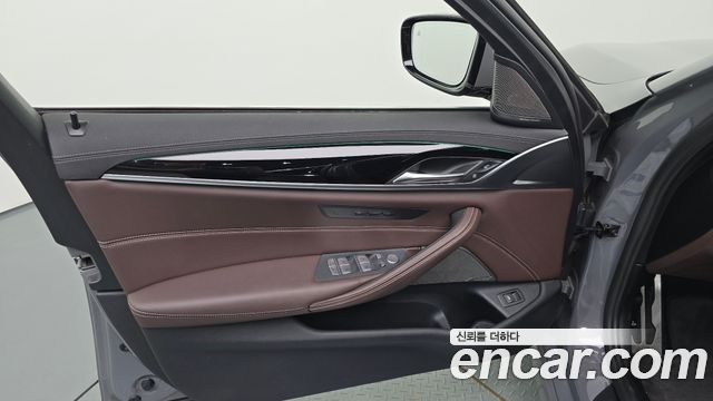 BMW 5-Series 2022 — photo 14