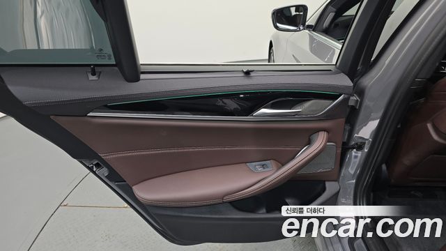 BMW 5-Series 2022 — photo 15